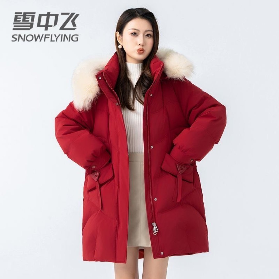 雪中飞红色羽绒服