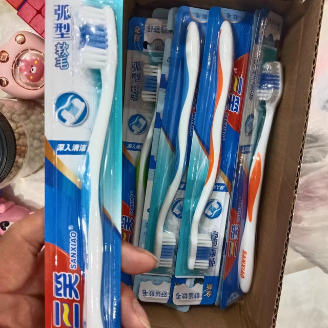 牙刷的特点在于其精细的刷毛设计，中毛与软毛的