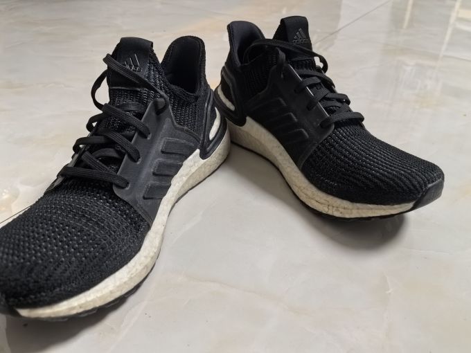阿迪达斯跑鞋