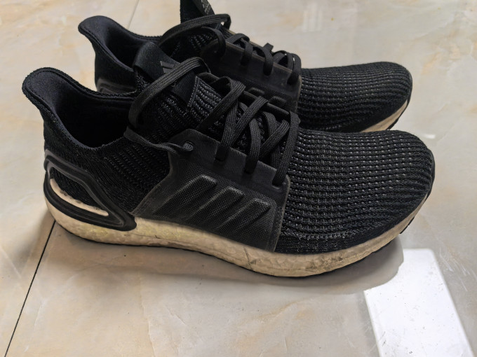 阿迪达斯跑鞋