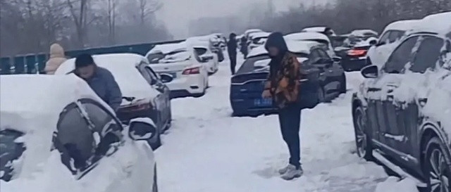 春运暴雪，许多新能源车被拖走，替代油车的声音，安静了