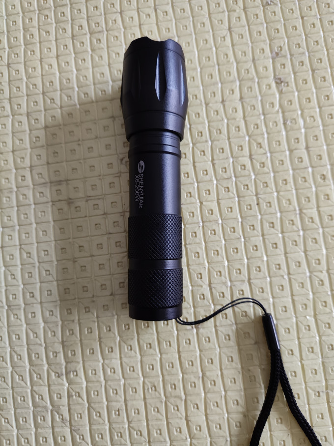 神鱼强光手电筒