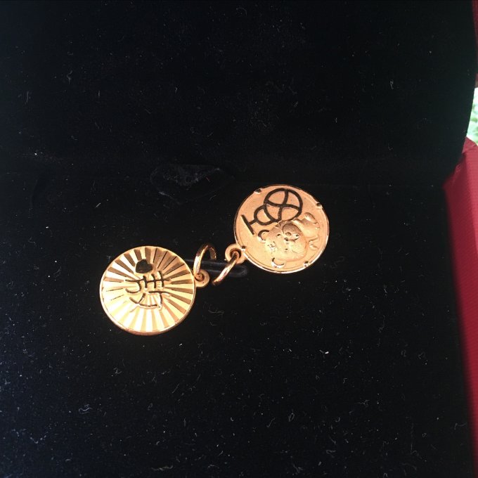 周生生黄金吊坠