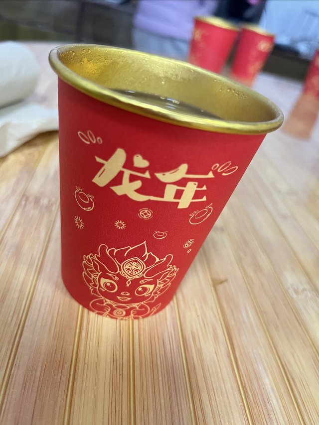 过年真喜庆，杯子都选红色的