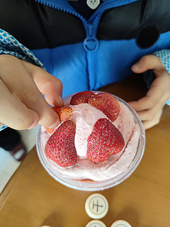 春节在家，吃草莓蛋糕