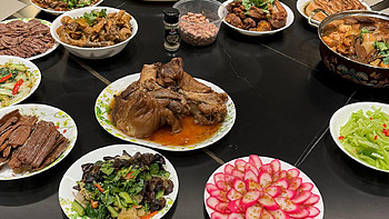 岳云鹏晒年夜饭，一大桌子都是地道河南菜，很接地气，都不贵，却很解馋