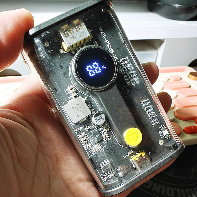 透明的充电宝用过没？真看得见内部电路！