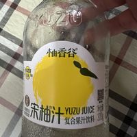 亲戚朋友回礼过来的柚香谷宋柚汁我马上开了喝了一瓶