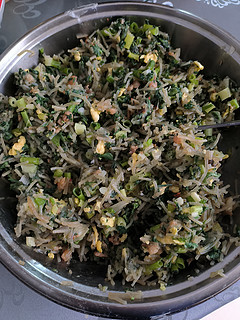 挖荠菜包饺子