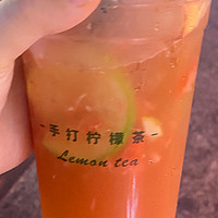 草莓柠檬茶"：夏日必备清爽饮品！