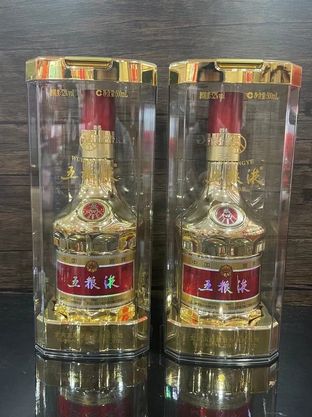 一款金色瓶子的五粮液，估计很多人没见过吧