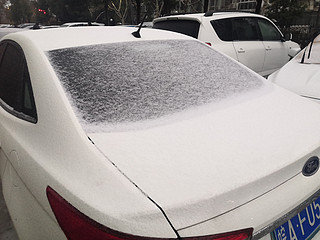 合肥突降冻雨，车窗结冰处理难