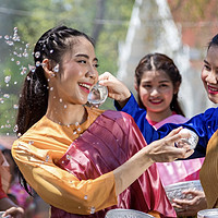 史上最长泼水节来了！泰国政府将砸1亿泰铢举办为期21天的“世界超级泼水节”活动