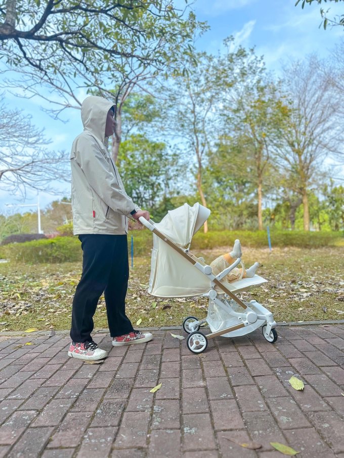 婴儿推车