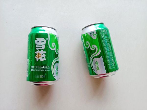 雪花啤酒酒体饱满、绵柔丰富，入口醇厚而清爽