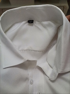 职场时尚大秀，白色衬衫内搭永远的经典