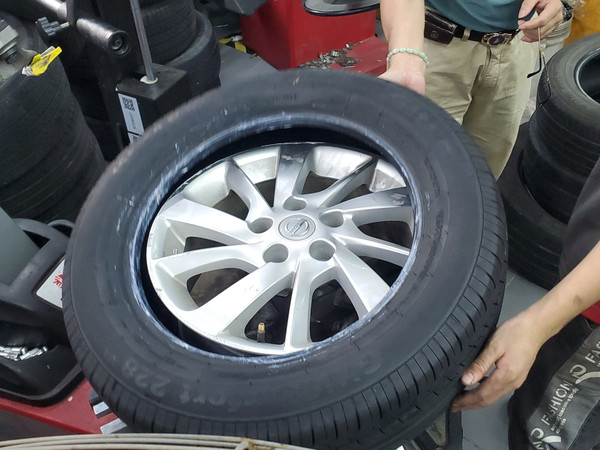 开工第一天，修轮胎！