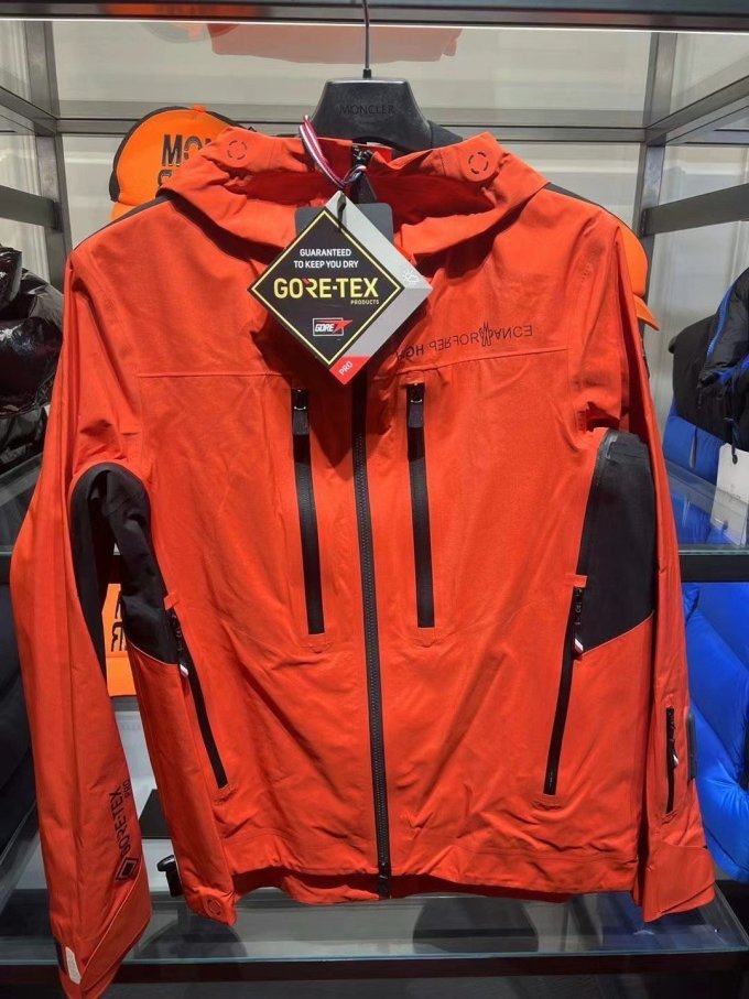 蒙口不只有羽绒服还有冲锋衣