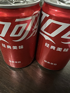 下午茶时间，喝一瓶200ml的可口可乐——经典美味