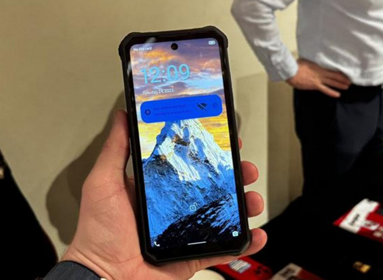 MWC 2024丨板砖!劲量展出 Hard Case P28K 手机,配超大电池