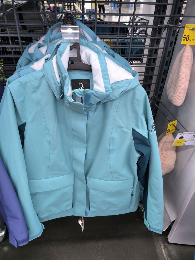 户外运动新选择迪卡侬冲锋衣