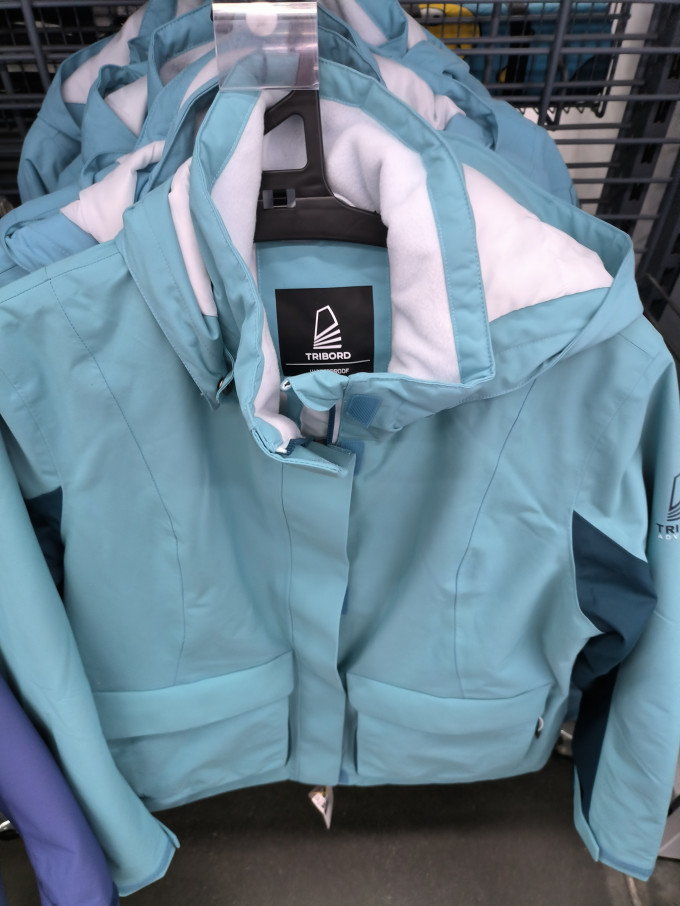 户外运动新选择迪卡侬冲锋衣