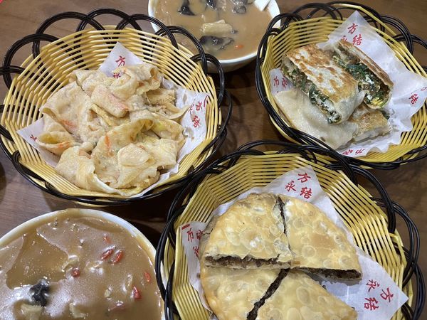 吃胡辣汤配油馍头，吃完在来一根哈斯达根，太爽了
