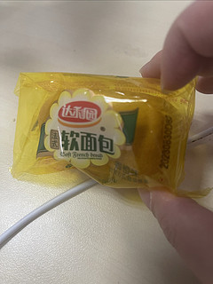 桌面小零食还的是小面包呀