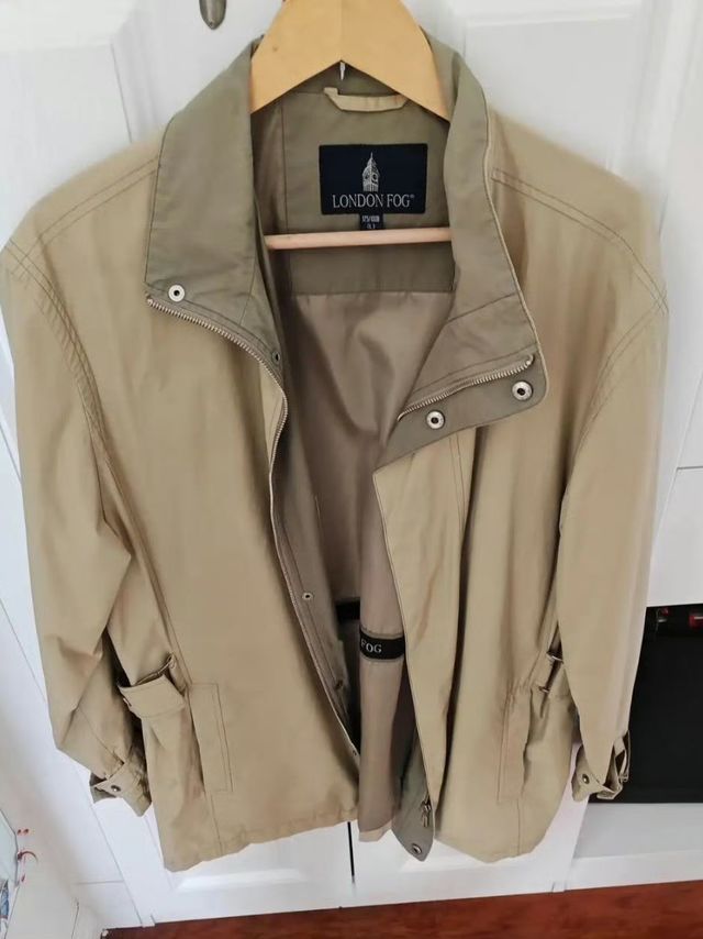 98年在大连买了件好像叫“伦敦雾牌”的短风衣，至今我没有扔掉，偶尔还会穿一下！ ​​​