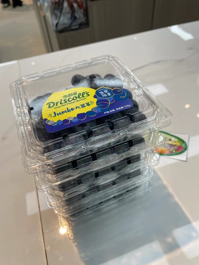 加班小桌子小零食，我最喜欢的蓝莓。