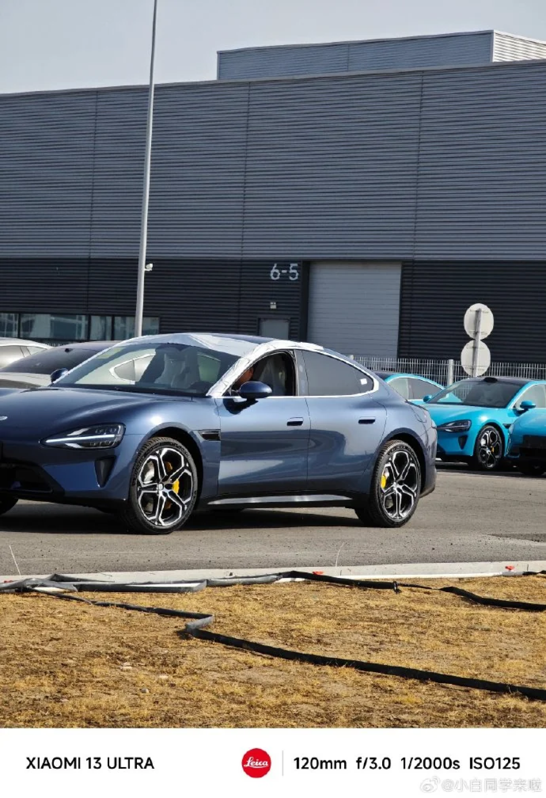 小米汽车 su7 全新配色蓝灰,橙,暗紫曝光