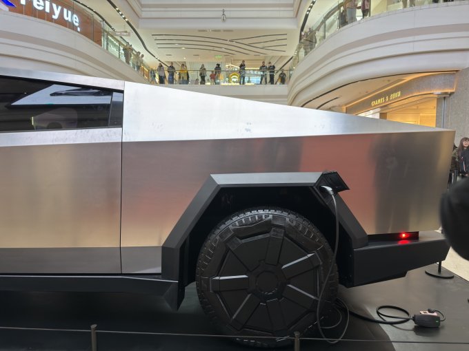 特斯拉中国赛博皮卡巡展现场人太多了吧