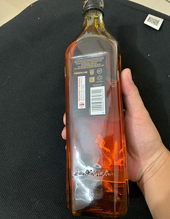 尊尼获加（JOHNNIE WALKER）黑方黑牌 12年 调和型威士忌 1000ml(礼盒装)