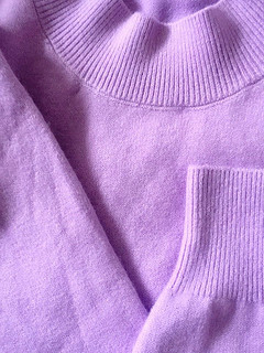  她的穿搭风格很可以，粉紫色毛衣