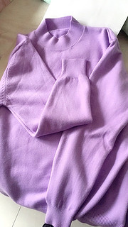  她的穿搭风格很可以，粉紫色毛衣