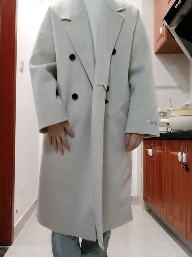 他她的穿搭风格很可以，合体大衣
