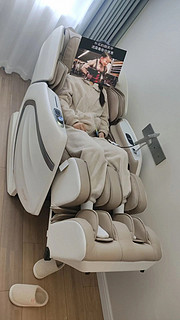 ihoco轻松伴侣IH-8588P家用全身按摩椅，以其独特的4D机芯，开启了一段全新的家居舒适体验。