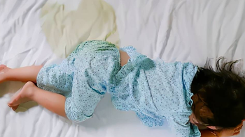 宝宝多大可以戒尿不湿，2岁？2.5岁？不看年龄，3个表现才是信号 