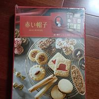 加班桌上的红帽子饼干