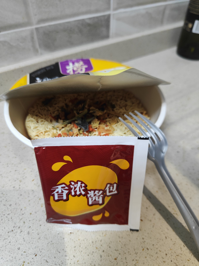 康师傅方便食品怎么样 大鱼大肉吃多了,偶尔来一桶泡面"改善"伙食