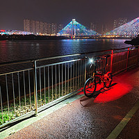防眩目设计，夜骑不扰人，安全更安全：迈极炫RN900自行车灯