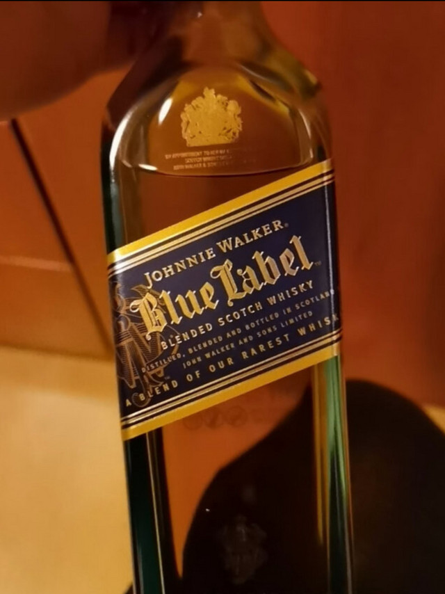 尊尼获加（JOHNNIE WALKER）女神节送礼 蓝方 蓝牌 苏格兰 调和型 威士忌 洋酒 500ml