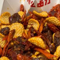 加班桌上的香辣小牛肉零食