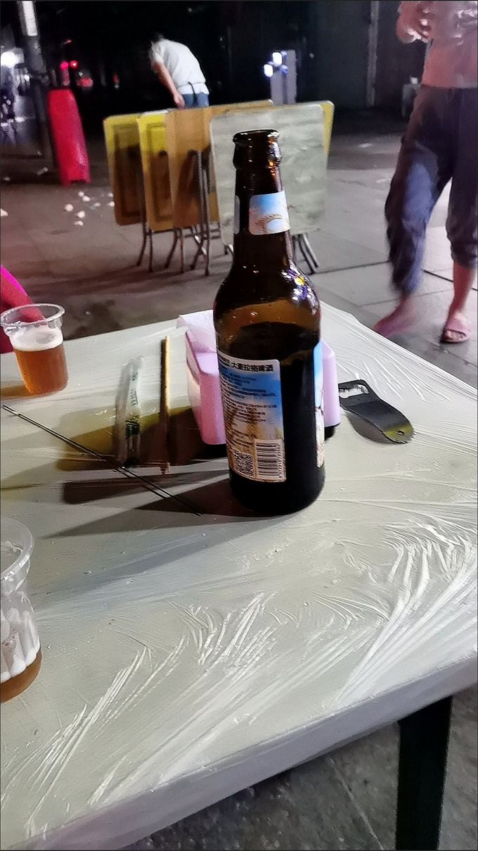 桌上全是啤酒酒的图片图片