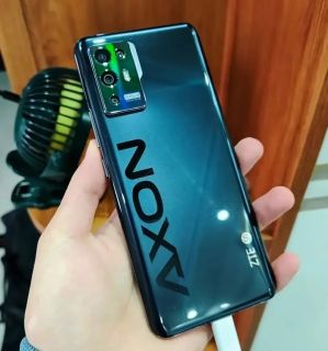 信号牛逼。中兴A31p同时进入地下2层车库，两格信号正常通话
