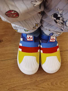 三岁儿子自己选的彩虹鞋