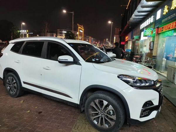 三年多的车，3万公里。今天抉择了好几回，终于还是决定卖了。出价4.6万。