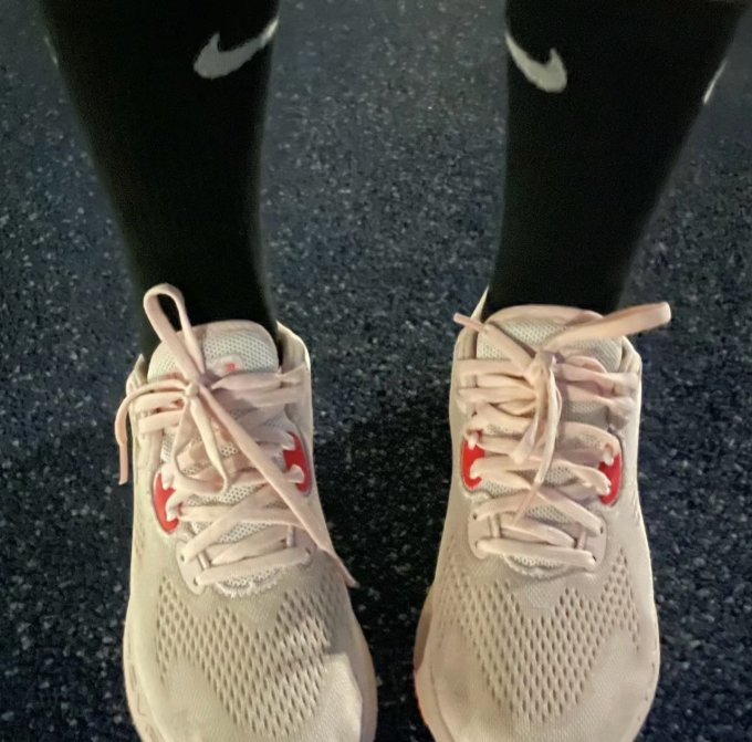 踩屎感跑步鞋推荐安德玛600粉