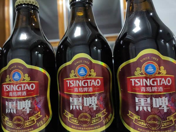 泡沫特别丰富的青岛黑啤酒
