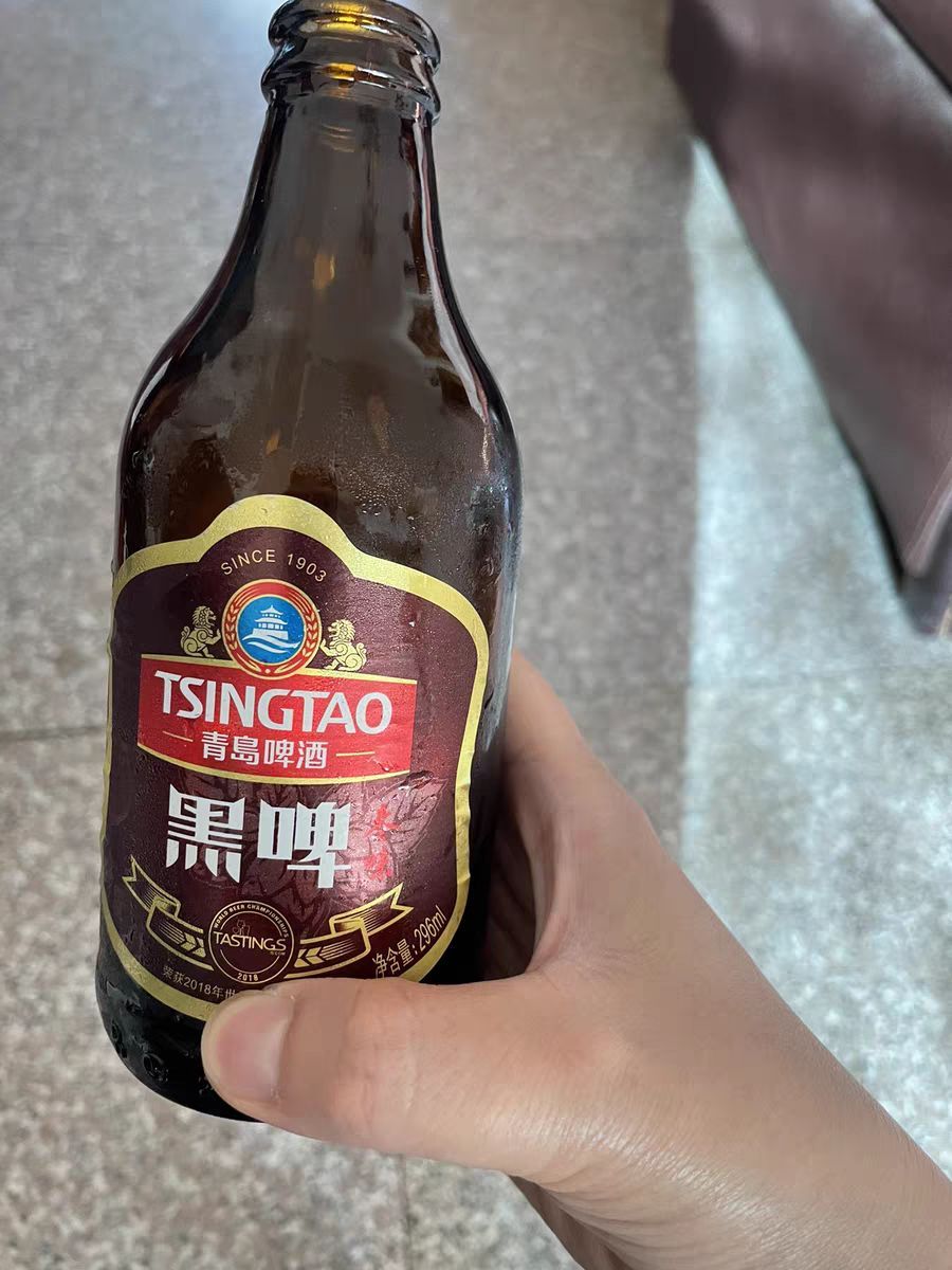 浓香四溢的青岛黑啤酒